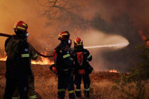 Δυτική Αττική: Η φωτιά επιμένει – Οι δορυφόροι αποκαλύπτουν τις τελευταίες ενεργές εστίες σε Κιθαιρώνα και Όρος Πατέρα