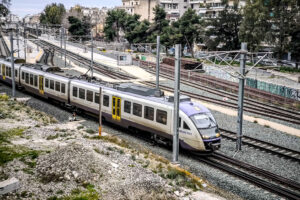 Τραγωδία στα Μέγαρα: Νεκρή γυναίκα που παρασύρθηκε από συρμό του Προαστιακού