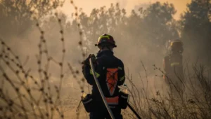 Αμφιλοχία: Πυροσβέστης χτυπήθηκε από το ρεύμα ενώ έσβηνε φωτιά