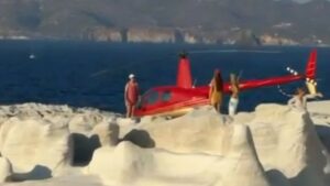 Ελικόπτερο προσγειώθηκε στο Σαρακήνικο για να κάνουν μπάνιο οι επιβάτες (Video)