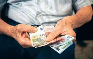 Συντάξεις 2027: Αυξήσεις έως 2,8%, νέα ενίσχυση έως 446 ευρώ και αλλαγές στην προσωπική διαφορά – Ποιοι ωφελούνται