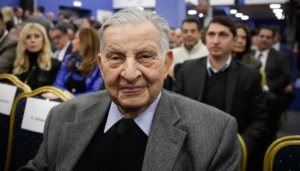 ΚΥΚΝΕΙΟ ΑΣΜΑ Σ ΕΝΑΝ ΠΟΛΙΤΙΚΟ ΟΡΟΣΗΜΟ