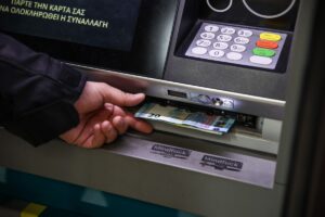ΤτΕ: Αυξήθηκαν οι καταθέσεις μειώθηκαν τα δάνεια τον Ιούλιο
