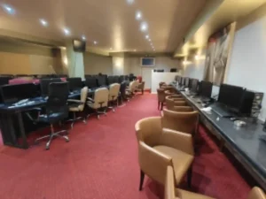 Παράνομο «καζίνο» στην Καλλιθέα: 52 υπολογιστές για «φρουτάκια» και έξι συλλήψεις – Οι κάμερες, τα μετρητά και τα μέτρα ασφαλείας
