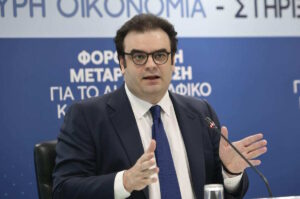 Ο «κουμπαράς Πιερρακάκη» και το μεγάλο στοίχημα της αποταμίευσης – Από την Ελλάδα στη Γερμανία, την Ουγγαρία, τη Βρετανία και τη Σιγκαπούρη