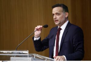 Ο ΔΟΥΚΑΣ ΠΑΠΑΠΟΝΕΘΗΚΕ ΓΙΑ ΤΙΣ ΕΞΑΓΓΕΛΙΕΣ ΣΤΗΝ ΔΕΘ