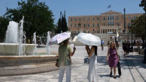 Καιρός: «Καμίνι» η χώρα με 35άρια – Συναγερμός για φωτιές και Red Code σε Αττική, Κρήτη και Αιγαίο