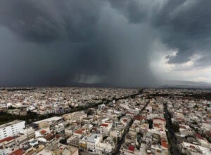 Έρχονται βροχές, καταιγίδες και αισθητή πτώση της θερμοκρασίας