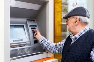 Πληρωμές e-ΕΦΚΑ και ΔΥΠΑ: Πάνω από 1,39 δισ. ευρώ σε 2,7 εκατ. δικαιούχους