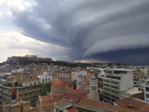 Καιρός: Από τα 37άρια στις καταιγίδες – Η Πέμπτη φέρνει έντονα φαινόμενα και χαλάζι