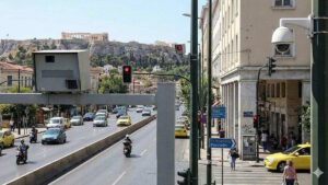 ΚΟΚ: Η λευκή γραμμή στα φανάρια που δεν πρέπει να περνούν οι οδηγοί – Πρόστιμο 700 ευρώ και αφαίρεση διπλώματος