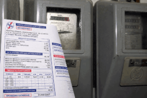 Ρεύμα: Μείωση 50% στις χρεώσεις ΥΚΩ και νέες δικλίδες προστασίας