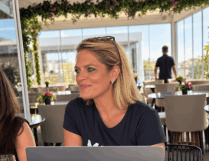 Από το Βανκούβερ στην Ελλάδα: To success story της Carly Gianakas