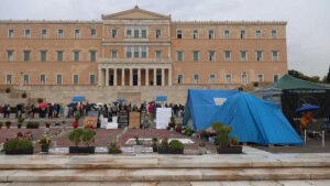 Φοιτητές κατασκηνώνουν στο Σύνταγμα για τη στέγαση