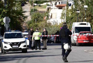Γλυφάδα: Νεκρός άνδρας από πυροβολισμούς-Οκτώ κάλυκες στο σημείο