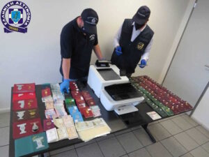 Αιγάλεω: Εργαστήριο πλαστών διαβατηρίων – Σύλληψη 61χρονου