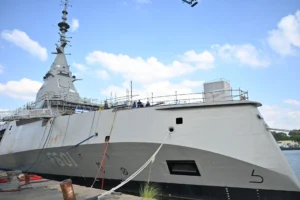 Υψώθηκε η ελληνική σημαία στη φρεγάτα Belharra «Νέαρχος»