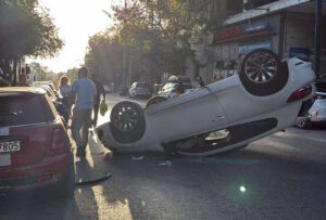 Καλλιθέα: Ανατροπή ΙΧ στη Θησέως – Προσέκρουσε σε σταθμευμένα οχήματα