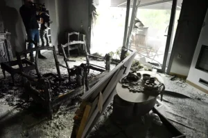 Γλυφάδα – Νέο Ηράκλειο: Εφιαλτική νύχτα με εμπρηστικές επιθέσεις από 46χρονο αξιωματικό του Πολεμικού Ναυτικού