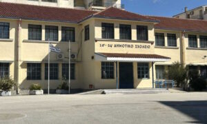 Σέρρες: Έπεσαν σοβάδες σε είσοδο δημοτικών σχολείων – Κλειστά έως τη Δευτέρα