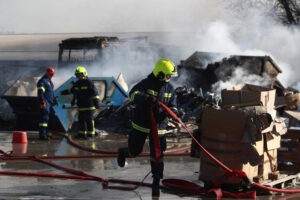 Αιγάλεω: Υπό έλεγχο η φωτιά σε δύο βιοτεχνίες