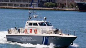 Ακυβέρνητο ιστιοφόρο με δύο επιβαίνοντες στον Καφηρέα