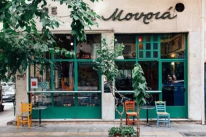 Κλείνει η ιστορική “Μουριά” στα Εξάρχεια μετά από 111 χρόνια