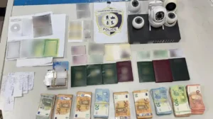 Ομόνοια: Κατάστημα κινητών με πλαστά έγγραφα – Δύο συλλήψεις