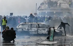 Γαλλία: Απαγόρευση κυκλοφορίας στο Παρίσι – Στο τραπέζι η παρέμβαση του στρατού