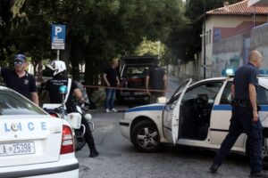 Δύο χειροβομβίδες και όπλο βρέθηκαν σε ταράτσα πολυκατοικίας