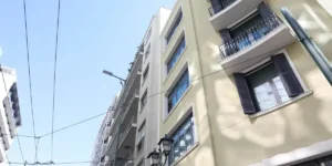 Ομόνοια: Νεκρός άνδρας μετά από πτώση από 4ο όροφο ξενοδοχείου